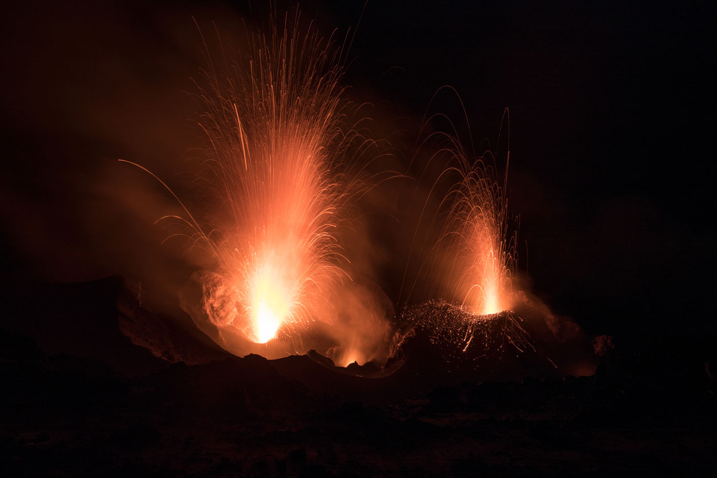 eruzione del vulcano durante una escursione sul vulcano Stromboli